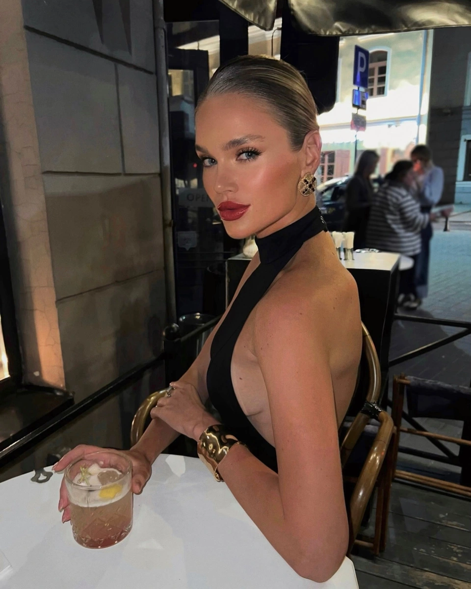 Emma escort in Dubai